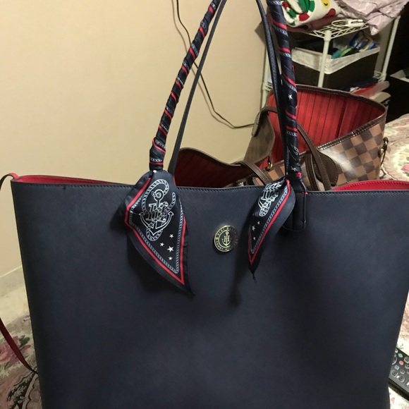 Tommy Hilfiger tote - Picture 3 of 4